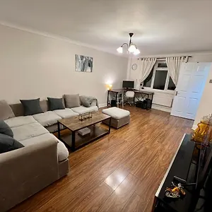  Apartment Entire 3 Bedroom End Of Terrace House! United Kingdom